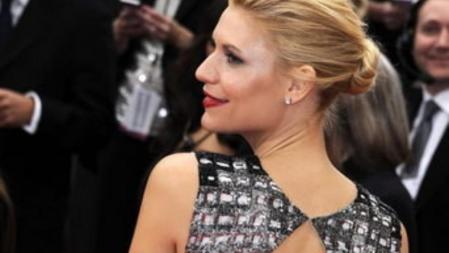 Claire Danes fue una de las que enseñaron espalda