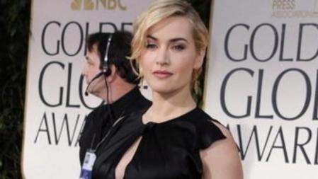 Kate Winslet acertó con su vestido con la parte de arriba negra y la falda blanca