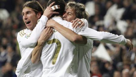 Los jugadores portugueses del Real Madrid, Cristiano Ronaldo, Coentrao y Sergio Ramos, celebran el primer gol del equipo blanco