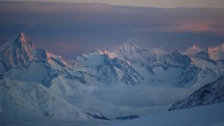 Amanecer sobre los Alpes suizos