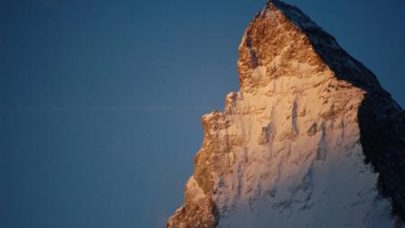 El sol golpea la cara norte del monte Cervino