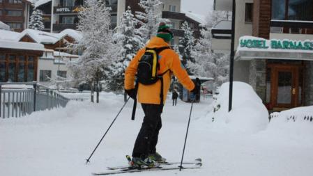 Las calles de Zermatt se convierten en improvisadas pistas de esquí