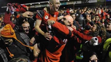 El jugador del Mirandés Pablo Infante celebra junto a los aficionados su pase a semifinales de la Copa del Rey, tras eliminar al Espanyol