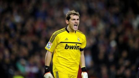 El portero del Real Madrid, Iker Casillas, hace indicaciones a sus compañeros