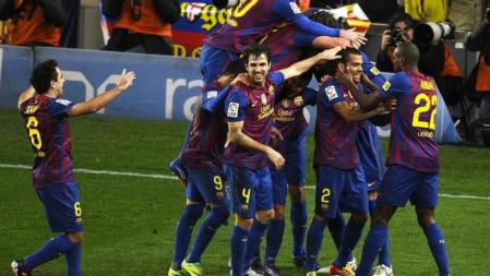 Los jugadores del Barça abrazan a Alves tras el golazo conseguido por el brasileño