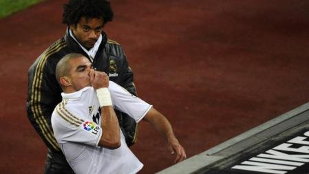 Pepe besa el escudo del Real Madrid tras el enfrentamiento contra el Barça en el Camp Nou