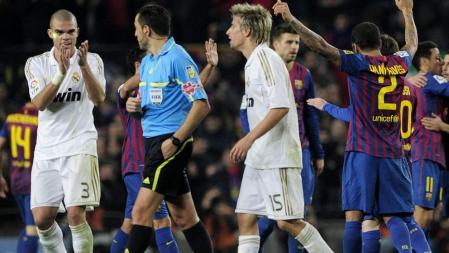 Pepe aplaude irónicamente al árbitro mientras los jugadores del Barça celebran su pase a semifinales de la Copa del Rey