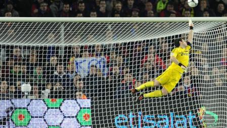 Espectacular parada de Casillas en el enfrentamiento entre el Barça y el Madrid en el Camp Nou