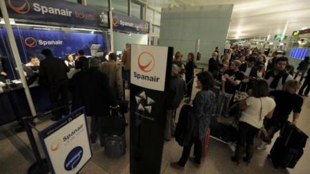 Pasajeros de Spanair en El Prat hacen cola para reclamar sus billetes.