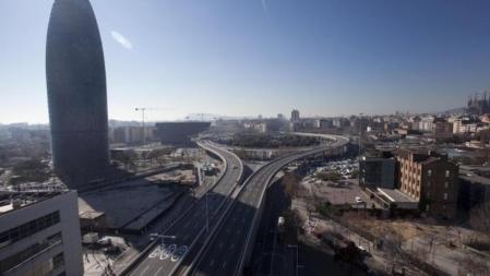 Enorme. En la plaza de las Glòries en Barcelona concluyen la Diagonal, la Meridiana y la Gran Via, y se conecta el Eixample con la zona oriental de la ciudad