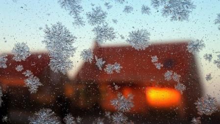 Foto tomada desde el interior de la ventana de una casa en Godewaersvelde, en el norte de Francia