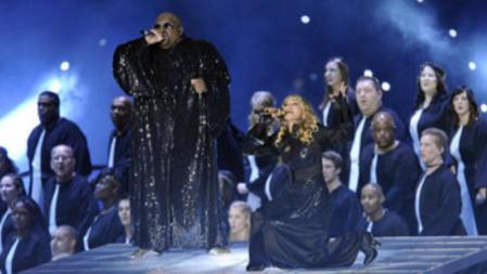 Cee Lo Green durante su actuación junto a Madonna en la Super Bowl
