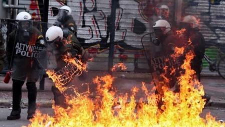 Un cóctel molotov estalla frente a policías durante las protestas contra los ajustes en Atenas