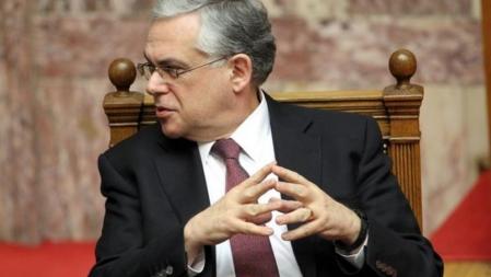 El primer ministro griego, Lucas Papademos, durante la votación del plan de ajuste exigido por la troika
