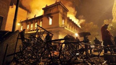 Un edificio destruido por las llamas en Atenas durante la protesta social contra los recortes
