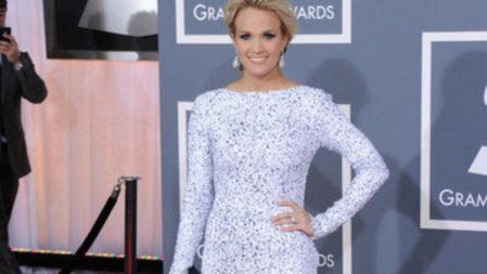 Carrie Underwood muy bella con un vestido con pedrería