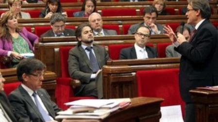 El president de la Generalitat, Artur Mas, se dirige al Parlament ante la atenta mirada de la presidenta del PPC, Alicia Sánchez-Camacho