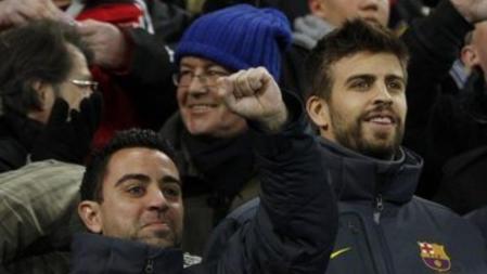 Piqué se quedó en la grada en el partido ante el Bayer Leverkusen, junto al lesionado Xavi