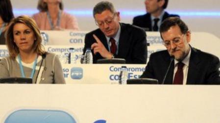 La secretaria general del partido, María Dolores de Cospedal; el ministro de Justicia, Alberto Ruiz Gallardon; el presidente, Mariano Rajoy; y la ministra de Salud, Asuntos Sociales e Igualdad, Ana Mato, en el XVII Partido Popular XVII