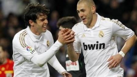 Kaka felicita a su compañero Karim Benzema tras el segundo gol del delantero francés
