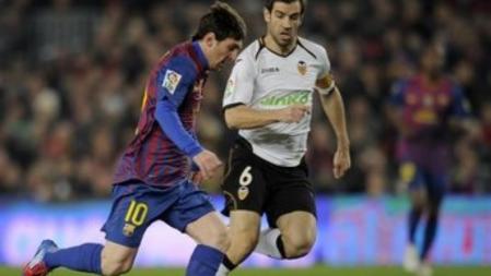 Leo Messi trata de superar a David Albelda