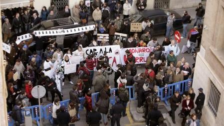 Agrupaciones políticas como las juventudes de Esquerra y de Izquierda Unida, la Unidad Cívica por la República y la Asamblea de Estudiantes de la Universidad de Baleares, participan en la concentración antimonárquica convocada ante los juzgados de Palma