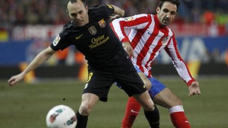 Iniesta trata de zafarse del marcaje de Juanfran