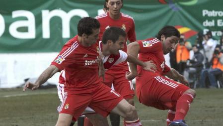 Armenteros rodeado de tres jugadores del Madrid
