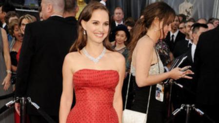 Natalie Portman de rojo, uno de los colores más vistos en la alfombra roja