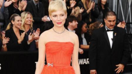 Michelle Williams espectacular de rojo en la entrada de los Oscar