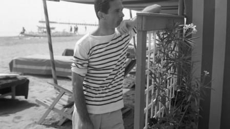 Pier Paolo Pasolini posa en la playa del Lido, Venecia, el 1 de enero de 1955, tenía 33 años.