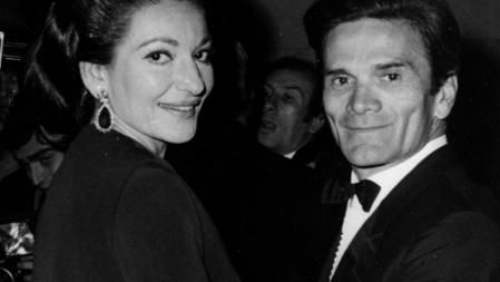 P. P. Pasolini junto a Maria Callas en la Opera de París durante el estreno de 'Medea', película protagonizada por la cantante bajo la batuta del director (28 de enero de 1970)