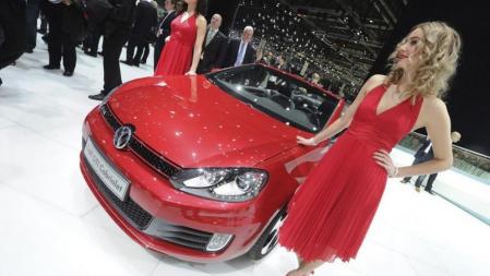 Dos modelos junto al nuevo Volkswagen Golf Cabrio durante la jornada de prensa del Salón Internacional del Automóvil de Ginebra