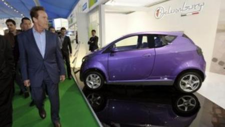 El actor y exgobernador de California Arnold Schwarzenegger visita el Salón del Automóvil de Ginebra en la jornada inaugural de la 82ª edición de la feria