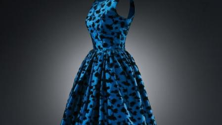 BALENCIAGA, París, 1957. Vestido de noche en shantung flocado en azul y negro. Este vestido con falda asimétrica destaca por la elegante combinación de azul y negro, colores fríos que atestiguan el especial sentido del color de Balenciaga. Perteneció a Mrs. Rachel L. Mellon.