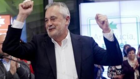 El secretario regional del PSOE-A y candidato a la Presidencia de la Junta, José Antonio Griñán, levanta los brazos en el acto regional de apertura de campaña del PSOE de Andalucía