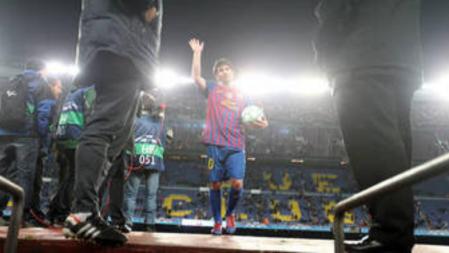 Messi, balón en mano, saluda al público tras su 'manita' ante el Leverkusen