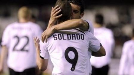 Los jugadores del Valencia Roberto Soldado y Ricardo Costa se abrazan tras el gol marcado por el primero al PSV Eindhoven