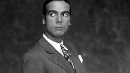 Cristobal Balenciaga retratado en París a los 32 años, corría el año 1927, acababa de abrir su segundo taller en la calle Oquendo de San Sebastián, 'Eisa Costura', que dirigido a la clase media donostiarra, le permitía ampliar considerablemente su clientela