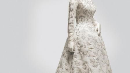 EISA, Madrid, 1957, Vestido de novia en shantung de color marfil con magnífico bordado erudito en hilo metálico dorado, entorchado sobre alma de seda, y aplicación de lentejuelas de color nacarado que dibujan motivos florales Este vestido fue realizado para Sonsoles Díez de Rivera. Destaca la cola de pavo real y el magnífico bordado erudito con hilos metálicos, heredero de los antiguos bordados españoles.