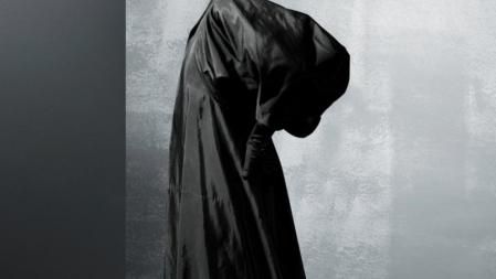 Eisa Costura, San Sebastián, Ca. 1935,.Abrigo de noche en tafetán de seda de color negro. Es una de las pocas prendas que se conservan con etiqueta EISA B.E., y refleja la influencia que Mme. Vionnet tuvo en la formación de Balenciaga. Perteneció a la señora Domínguez de Arbide.