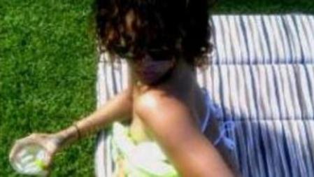 La cantante muestra en Twitter sus atributos