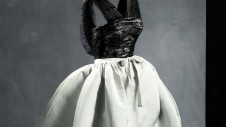 BALENCIAGA, París, 1956, Vestido en gros Vestido en gros de Nápoles verde con transparente de tul mecánico y sobrefalda en gros de Nápoles del mismo color Su hechura de resaltada feminidad se acentúa con una capa de uso ambivalente: como capa o como sobrefalda, usos ambos que le conceden una regia presencia. Perteneció a Mme. Bouilloux-Laffont.