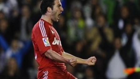 Gonzalo Higuaín celebra el gol del empate ante el Betis