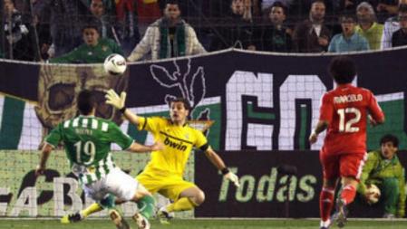 El jugador del Betis, Molina (i), golpea el balón batiendo al guardameta del Real Madrid, Iker Casillas, durante el encuentro correspondiente a la vigésimoseptima jornada de primera división, que ambos equipos disputan esta noche en el estadio Benito Villamarin