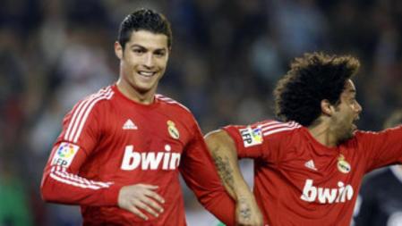 El delantero portugués del Real Madrid Cristiano Ronaldo (i) celebra su gol, segundo de su equipo, junto a su compañero brasileño Marcelo Vieira durante el partido, correspondiente a la vigésimo séptima jornada de Liga de Primera División