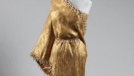 Vestido 'sari' diseñado por Balenciaga que lució Elizabeth Taylor en un estreno en el Lido, París, en 1965. Diseño considerado uno de los hitos de la historia de la alta costura.