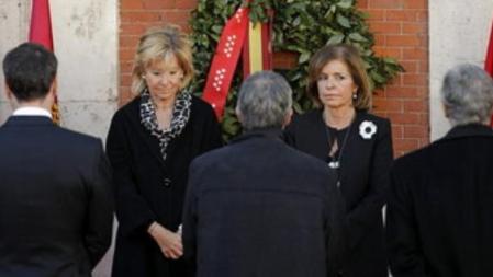 La presidenta de la Comunidad de Madrid, Esperanza Aguirre, y la alcaldesa de la capital, Ana Botella, acompañadas por los portavoces de los grupos parlamentarios en la Asamblea de Madrid: Íñigo Henríquez de Luna (PP), Tomás Gómez (PSOE), Gregorio Gordo (IU) y Luis de Velasco (UPyD), tras colocar hoy una corona de laurel en la placa conmemorativa del 11-M que hay en la fachada de la Real Casa de Correos, en la Puerta del Sol, en un homenaje solemne a las víctimas.