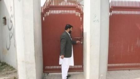 El cuidador Qazi Anis-ur Rehman muestra la antigua vivienda de Osama bin Laden en Haripur, a 50 kilómetros de Islamabad