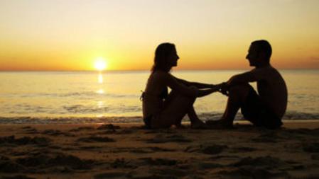 Una pareja observa la puesta de sol en la playa de Phu Quoc, Vietnam